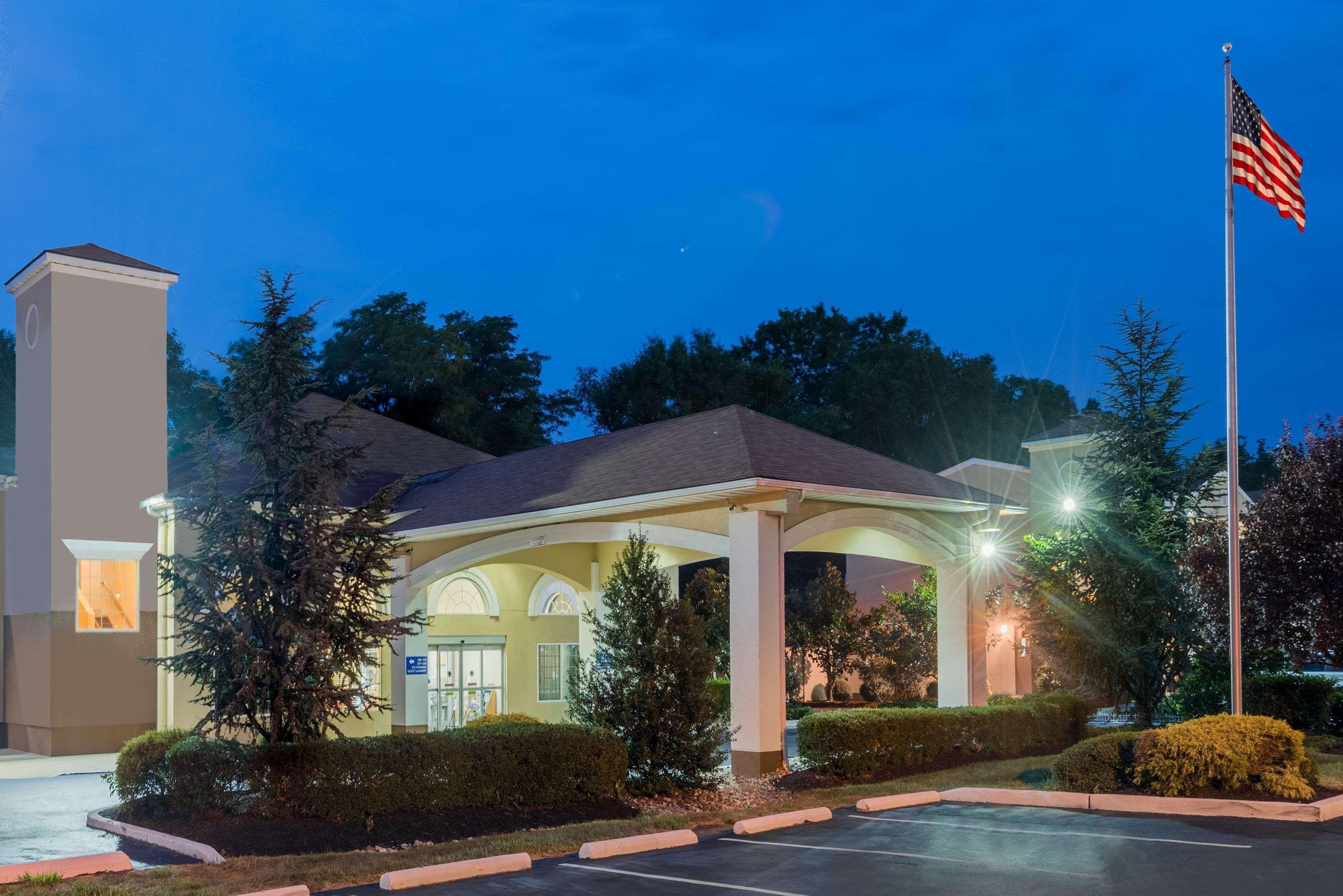 Days Inn & Suites By Wyndham Cherry Hill - Philadelphia Exterior foto